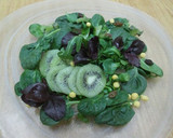 Foto del paso 4 de la receta: Ensalada verde con brotes de lechugas y kiwis