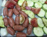 Foto del paso 2 de la receta: Mini chorizos colorados con variado de verduras al horno