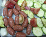 Foto del paso 2 de la receta: Mini chorizos colorados con variado de verduras al horno