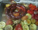 Foto del paso 3 de la receta: Mini chorizos colorados con variado de verduras al horno
