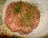 Foto del paso 2 de la receta: Hamburguesa mixta casera con tomatitos al pesto