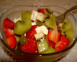 Foto del paso 4 de la receta: Macedonia de fresones, kiwi y queso fresco