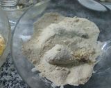 Foto del paso 3 de la receta: Muslitos de pollo rebozados con pan rallado y especias