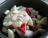 Foto del paso 2 de la receta: Pollo a la crema con verduras y vino rosado