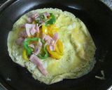 Foto del paso 5 de la receta: Omelette con pimientos, cebolla y jamón york