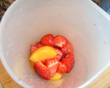 Foto del paso 1 de la receta: Batido de melocotón en almíbar, fresas y yogur
