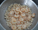 Foto del paso 1 de la receta: Ensalada de judías blancas y gambas