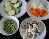 Foto del paso 2 de la receta: Coca de verduras y huevos de codorniz