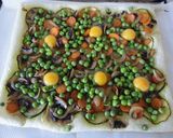 Foto del paso 7 de la receta: Coca de verduras y huevos de codorniz