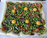 Foto del paso 7 de la receta: Coca de verduras y huevos de codorniz