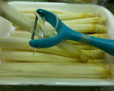 Foto del paso 1 de la receta: Esparragos frescos con alioli y queso