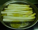 Foto del paso 2 de la receta: Esparragos frescos con alioli y queso