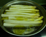 Foto del paso 2 de la receta: Esparragos frescos con alioli y queso