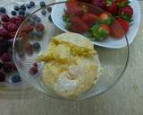 Foto del paso 1 de la receta: Copa de crema y nata con fresas y moras