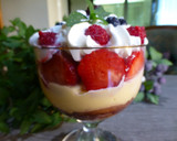 Foto del paso 5 de la receta: Copa de crema y nata con fresas y moras