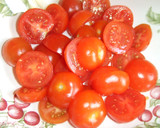 Foto del paso 2 de la receta: Ensalada de tomates en rama