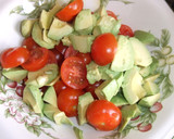 Foto del paso 3 de la receta: Ensalada de tomates en rama