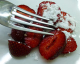 Foto del paso 1 de la receta: Crema de fresa y chocolate blanco para cubrir pasteles o rellenarlos