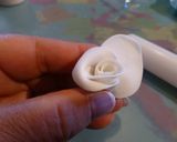 Foto del paso 4 de la receta: Rosas blancas de fondant para tarta de novios