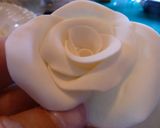 Foto del paso 5 de la receta: Rosas blancas de fondant para tarta de novios