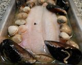 Foto del paso 4 de la receta: Merluza al horno con almejas y mejillones