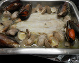 Foto del paso 5 de la receta: Merluza al horno con almejas y mejillones