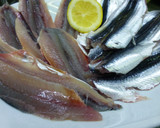 Foto del paso 1 de la receta: Anchoas frescas rebozadas con pimientos