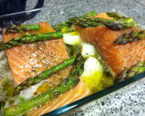 Foto del paso 4 de la receta: Salmón asado con espárragos verdes