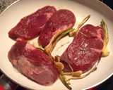 Foto del paso 4 de la receta: Solomillo con ajetes