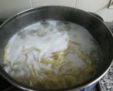 Foto del paso 3 de la receta: Pasta al huevo con salchichas rojas en salsa