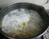 Foto del paso 3 de la receta: Pasta al huevo con salchichas rojas en salsa