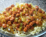 Foto del paso 5 de la receta: Pasta al huevo con salchichas rojas en salsa