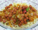 Foto del paso 6 de la receta: Pasta al huevo con salchichas rojas en salsa