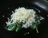 Foto del paso 1 de la receta: Espinaca salteada con queso mozzarella