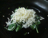 Foto del paso 1 de la receta: Espinaca salteada con queso mozzarella