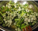 Foto del paso 2 de la receta: Revuelto de espárragos trigueros, habas y bacon
