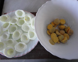 Foto del paso 2 de la receta: Huevos rellenos de surimi y gambas