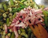 Foto del paso 3 de la receta: Revuelto de espárragos trigueros, habas y bacon