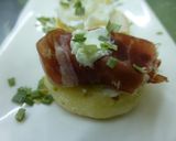Foto del paso 3 de la receta: Canapés de blinis con jamón, queso, salmón, salsa de yogur y brandada de bacalao