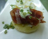Foto del paso 3 de la receta: Canapés de blinis con jamón, queso, salmón, salsa de yogur y brandada de bacalao