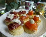 Foto del paso 4 de la receta: Canapés de blinis con jamón, queso, salmón, salsa de yogur y brandada de bacalao
