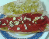 Foto del paso 2 de la receta: Bocadillo de pimientos rojos asados con ajitos, atún y huevo