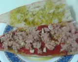 Foto del paso 3 de la receta: Bocadillo de pimientos rojos asados con ajitos, atún y huevo