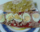 Foto del paso 4 de la receta: Bocadillo de pimientos rojos asados con ajitos, atún y huevo
