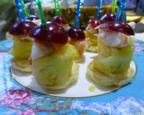 Foto del paso 5 de la receta: Canapés de blinis de fruta y langostinos