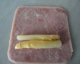 Foto del paso 1 de la receta: Rollitos de york y espárragos con ensalada