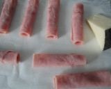 Foto del paso 3 de la receta: Rollitos de york y espárragos con ensalada
