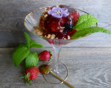 Foto del paso 6 de la receta: Copa de gelatina de vino dulce con frutas del bosque