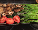 Foto del paso 3 de la receta: Espárragos y setas a la plancha