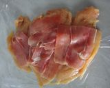 Foto del paso 1 de la receta: Pechuga de pollo rellena de jamón, queso y tortilla en salsa de vino y cebolla
